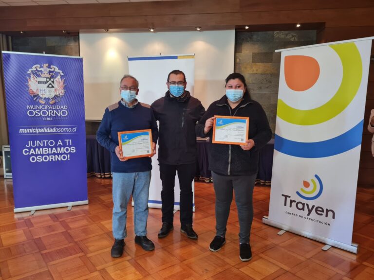 Alumnos junto a Juan Pablo Cárdenas, jefe de Sustentabilidad de Saesa