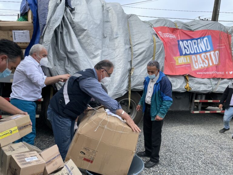 Alcalde Carrillo bajando ayuda en Castro