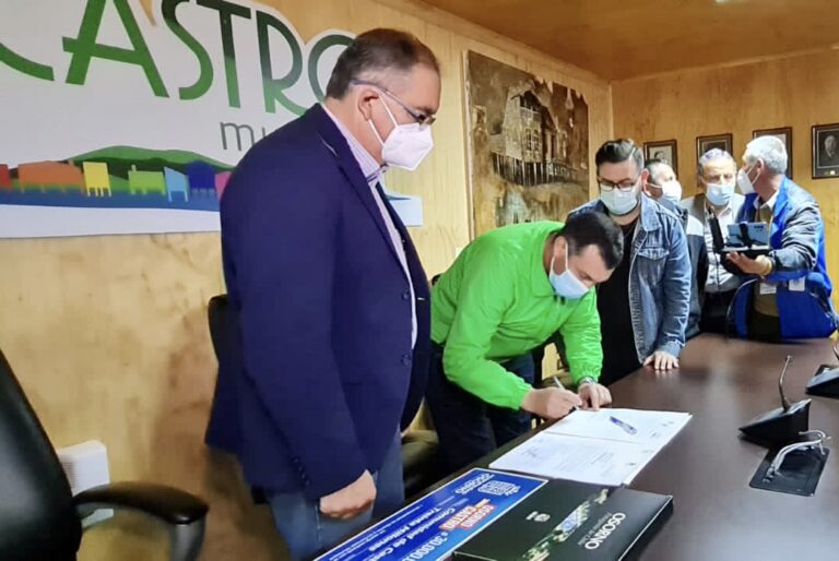 Firma de acta de ebtrega y recepción Aporte municipal de Osorno a comuna de Castro