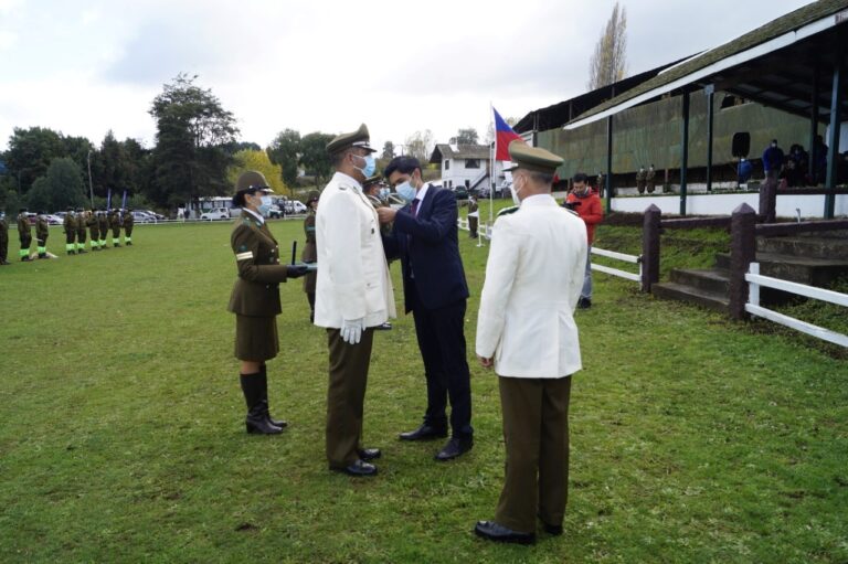 Concejal Arredondo entregando Medalla Municipal a Carabineros