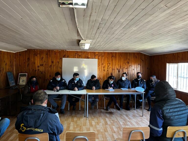 Autoridades de CIICA en terreno junto a la comunidad.