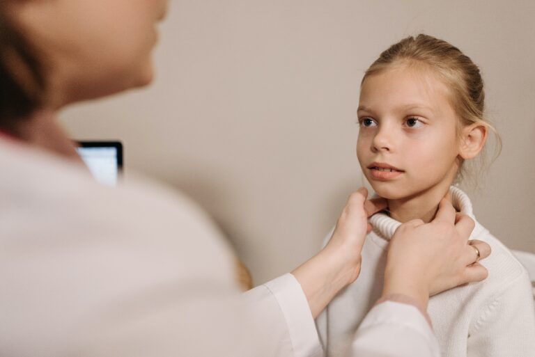 Niña en el doctor