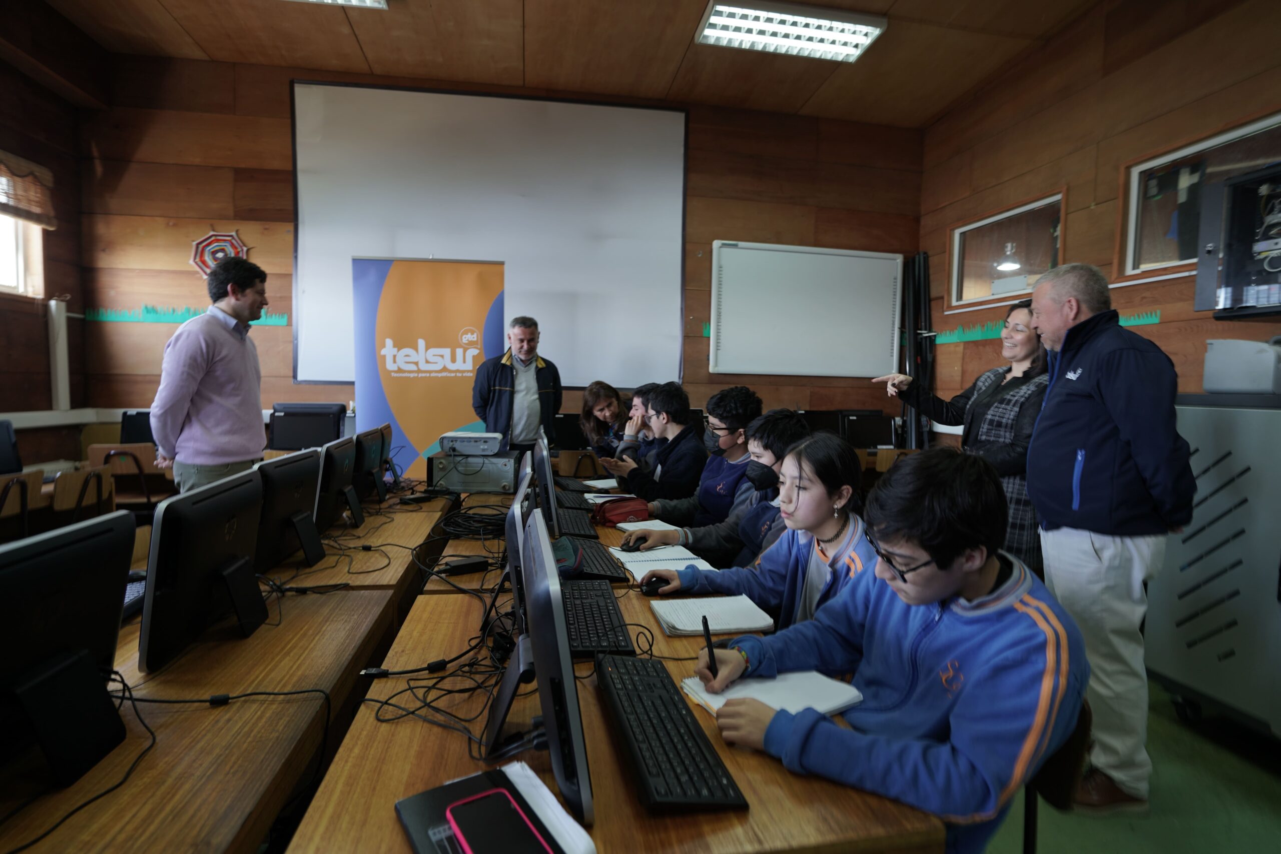 2.- Telsur en Escuela San Carlos de Chonchi