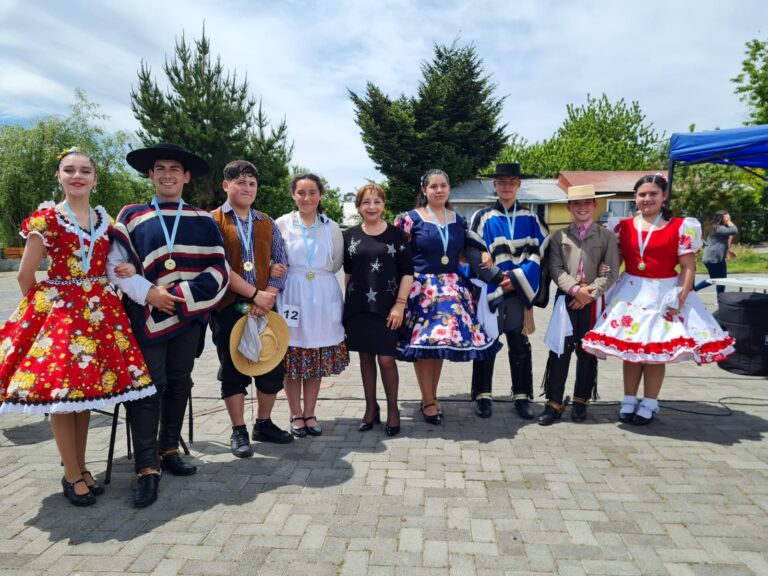 Alcaldesa junto a seleccionados comunales de Cueca de Puyehue