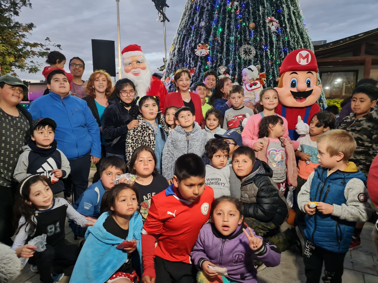 ALCALDESA JUNTO A NIÑOS DURANTE ENCENDIDO DEL ARBOL DE NAVIDAD EN PUYEHUE