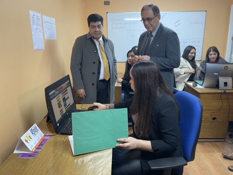 Rector y Alcalde en Oficina Clínica Jurídica juntos a estudiantes de Derecho de la ULA