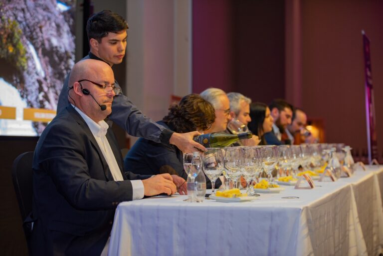 Sommelier Alfaro es el primero en la foto