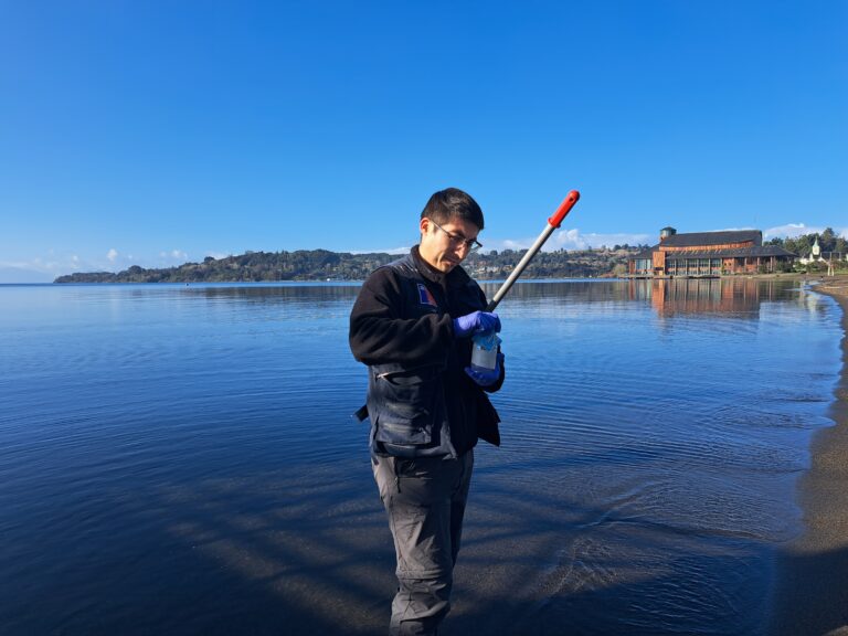 TOMA MUESTRAS AGUAS LAGO LLANQUIHUE FRUTILLAR